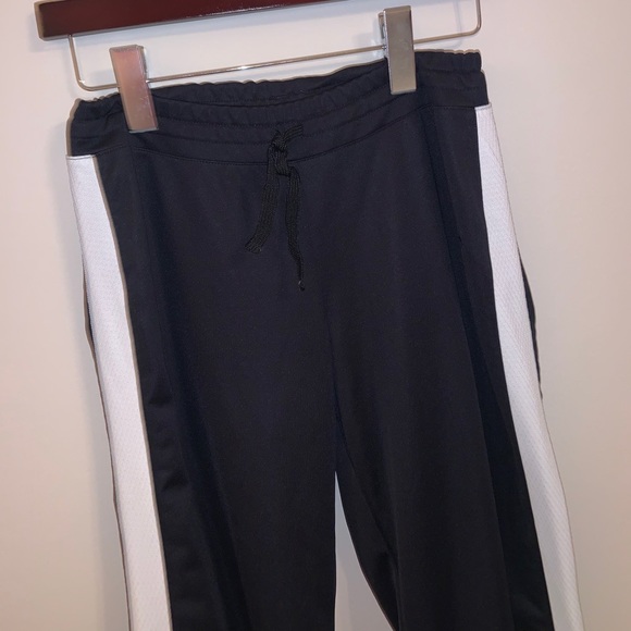 Reebok Womens Black & White shorts - Picture 8 of 8